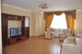 Квартира посуточно в Киеве на ул. Срибнокольская, 1